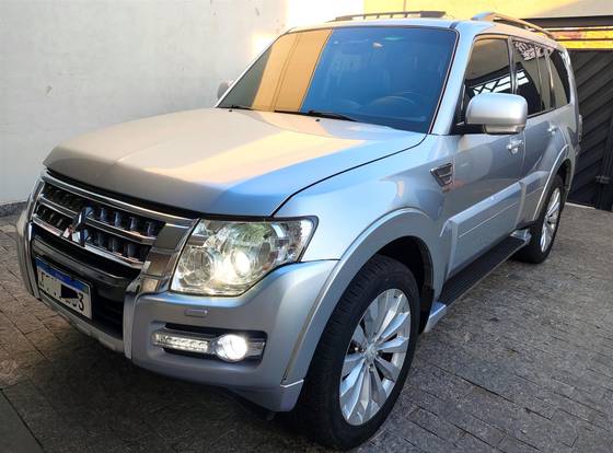 MITSUBISHI PAJERO 3.2 HPE 4X4 7 LUGARES 16V TURBO INTERCOOLER DIESEL 4P AUTOMÁTICO